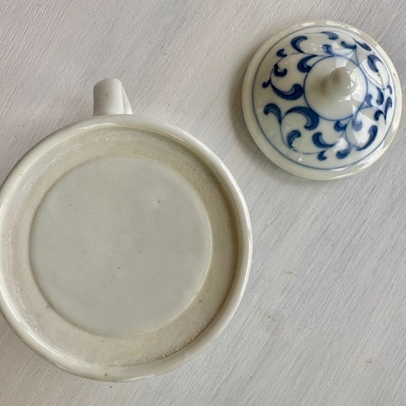 VINTAGE, BLUE & WHITE CHINOISERIE TEA/COFFEE CUP WITH LID. - Picture 7 of 11